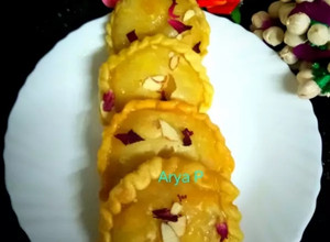 A picture of Mava / khoya Chandrakala Gujiya.