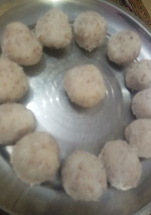 A picture of Coconut ladoo.
