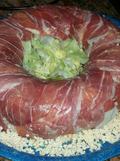 Una foto de Corona de pan de molde con jamón