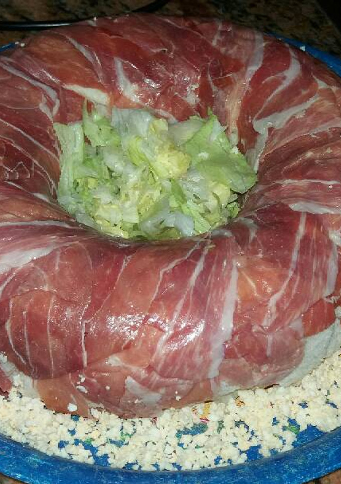 Una foto de Corona de pan de molde con jamón