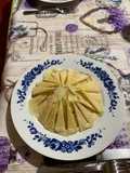 Insalata di pere, grana, miele e gocce di crema al gorgonzola