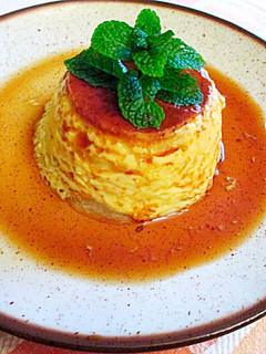 Una foto de Flan de leche con pera y huevo