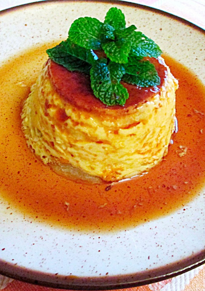Una foto de Flan de leche con pera y huevo