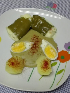 Una foto de Pimientos rellenos de brandada de bacalao con crema de lentejas y patata cocida. Thermomix