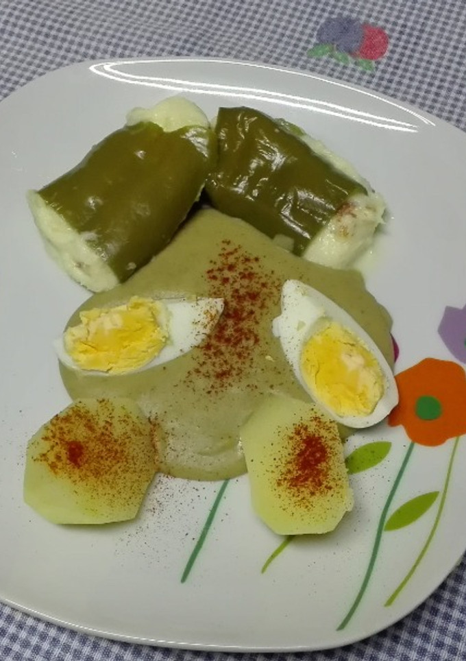 Una foto de Pimientos rellenos de brandada de bacalao con crema de lentejas y patata cocida. Thermomix