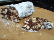 Una foto de salami de galletas y chocolate