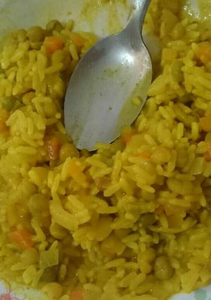 Una foto de Arroz con vegetales y cúrcuma