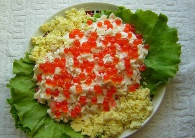 Салат с кальмарами, крабовыми палочками и красной икрой