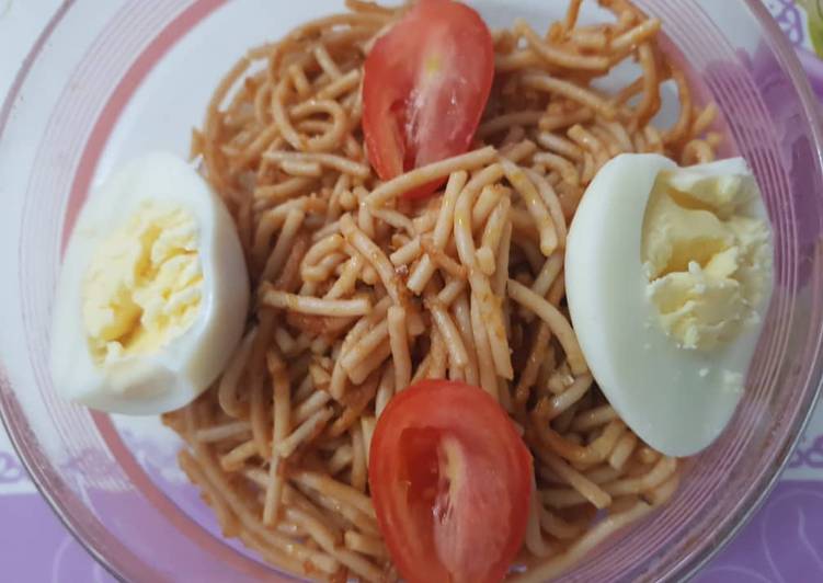 Spagetti with egg and fresh tomatoes