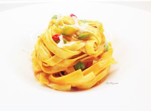 Foto di Tagliatelle con asparagi, crema di datterini e basilico, e ricotta salata