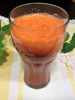 Una foto de Licuado de zanahorias, pencas de apio y manzanapara subir las defensas