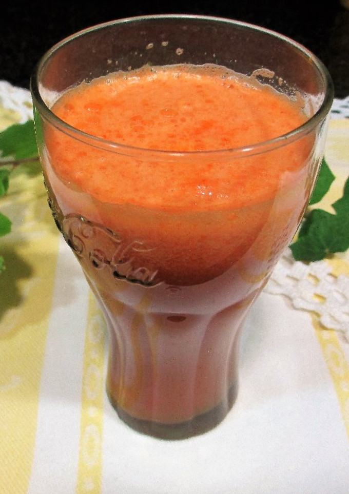 Una foto de Licuado de zanahorias, pencas de apio y manzanapara subir las defensas