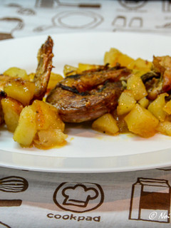 Foto di Ali e colli di pollo al forno con patate