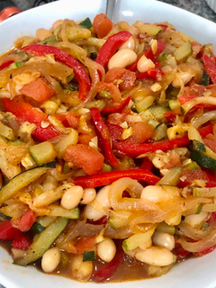 Una foto de Salteado de verduras y porotos