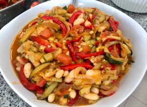Una foto de Salteado de verduras y porotos