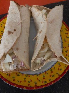 Una foto de Fajitas con ensaladilla de mariscos