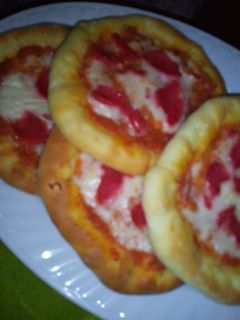 صورة لوصفة ميني بيتزا🍕 محشية الاطراف بالجبن