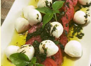 รูปของ Caprese salad (สลัดมะเขือเทศกับมอสซาเรลล่าชีส)