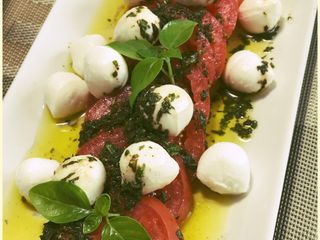 Caprese salad (สลัดมะเขือเทศกับมอสซาเรลล่าชีส)