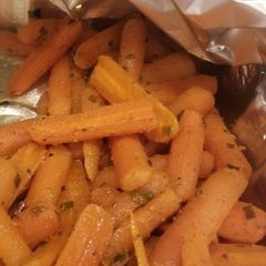 A picture of European grilled carrots.