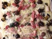 Una foto de pizza con panceta