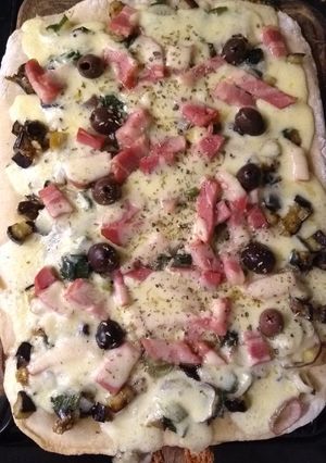 Una foto de Pizza de verdeo, panceta y berenjenas