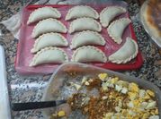 Una foto de empanada de pollo de pata y muslo