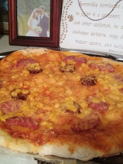 Kedvenc pizza (kezdőknek is könnyen sikerül) recept fotója