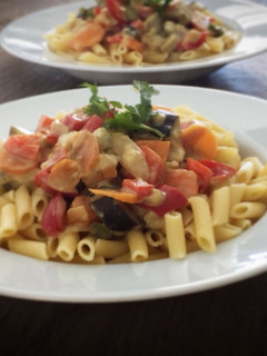 Una foto de Macarrones con verduras al curry picante 🌶