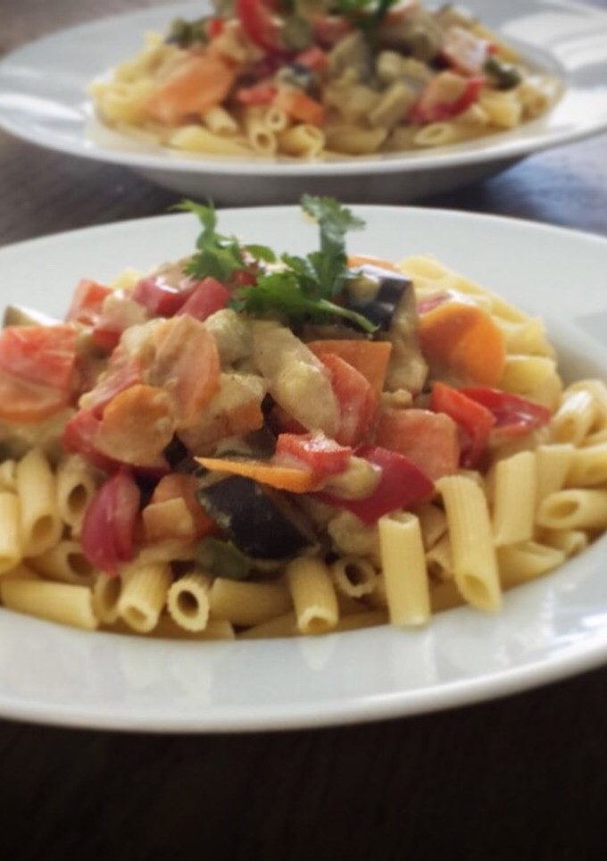 Una foto de Macarrones con verduras al curry picante 🌶
