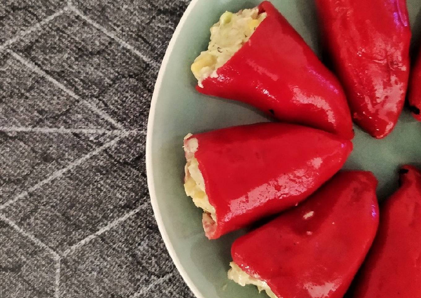 Pimientos del Piquillo rellenos de aguacate y atún