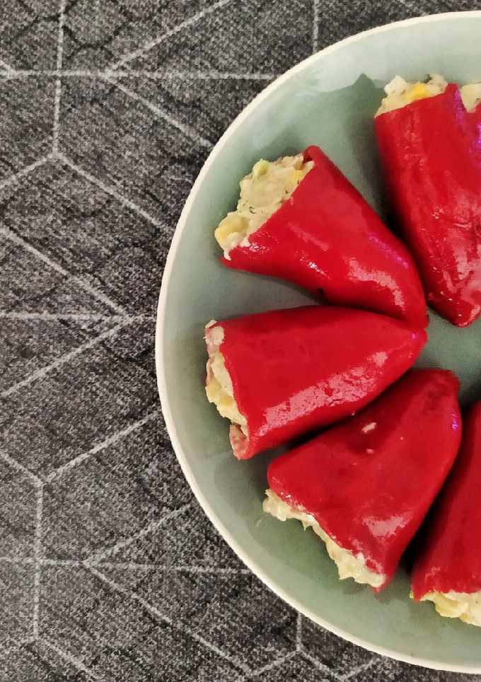 Una foto de Pimientos del Piquillo rellenos de aguacate y atún