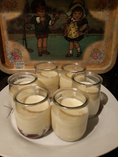 Una foto de Flan de quesitos con mermelada de fresa con y sin thermomix