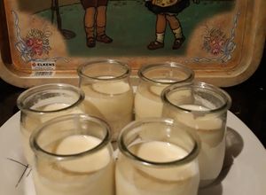Foto principal de Flan de quesitos con mermelada de fresa con y sin thermomix