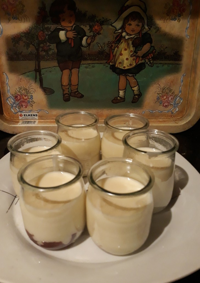 Una foto de Flan de quesitos con mermelada de fresa con y sin thermomix