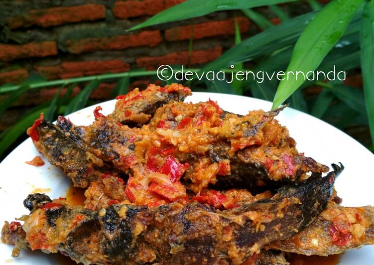 Langkah Mudah untuk Membuat Lele bumbu rujak yang Enak
