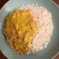 Una foto de Arroz con pollo y salsa de curry