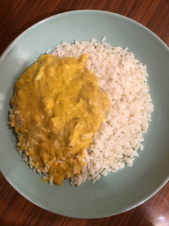 Una foto de Arroz con pollo y salsa de curry