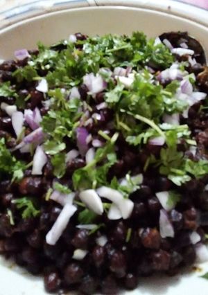 A picture of Fried Black chana chaat with green masala.