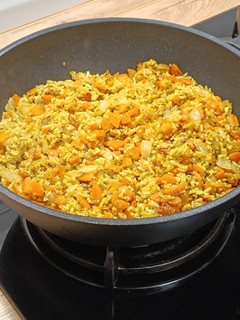 Una foto de Salteado de arroz con zanahorias al curry