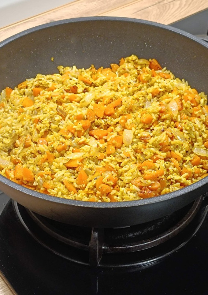Una foto de Salteado de arroz con zanahorias al curry