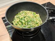 Una foto de wok quinoa