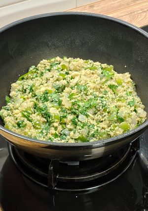 Una foto de Wok de quinoa con espinacas y verduras
