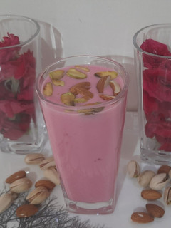 રોઝ લસ્સી (Rose Lassi Recipe In Gujarati) રેસીપી મુખ્ય ફોટો