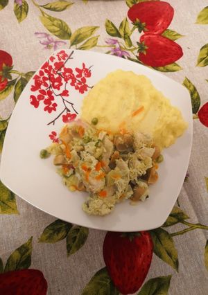 Una foto de Pollo arvejado en crema blanca
