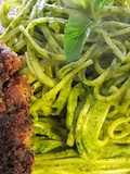 Tallarines Verdes con Pollo o Hígado de Res a lo Carmelita