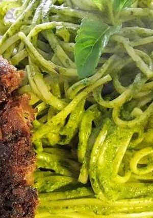 Una foto de Tallarines Verdes con Pollo o Hígado de Res a lo Carmelita