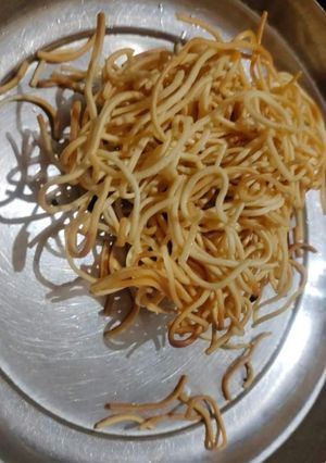 बेसन की नमकीन (besan ki namkeen recipe in Hinid) रेसिपी मुख्य फोटो