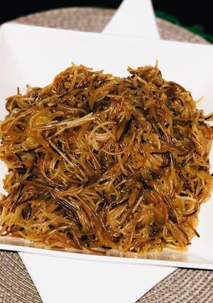A picture of Sweet vermicelli with vanilla, raisins & cardamom (Tambi).