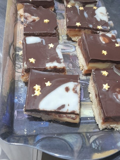 Una foto de Cuadritos de caluga y chocolate